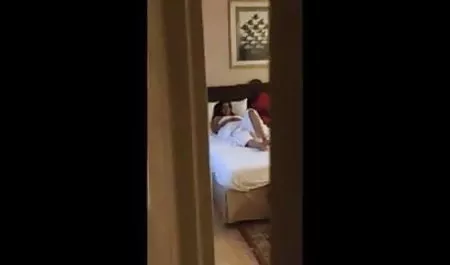 दो लड़कियाँ जंगल से गुज़रीं, और पास में एक चरवाहा मछली पकड़ रहा था, एक बछिया को देखकर, वह एक योजना के साथ आया कि कैसे सेक्सी पिक्चर दिखाइए उन्हें समाशोधन में सही तरीके से चोदना है