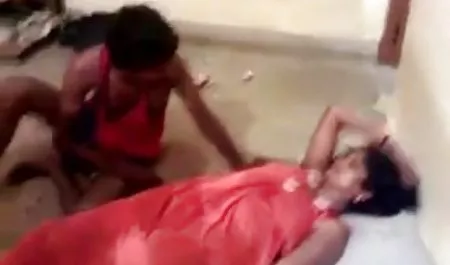 आदमी ने एक सुंदर लड़की के रूप हिंदी फीचर फिल्म सेक्सी में कपड़े पहने