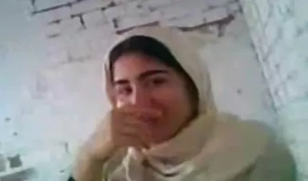 वेश्या अन्ना पोलीना एक सेल में एक पुलिस सेक्सी फिल्म भेजो वीडियो वाले के लिए एक डिक चूसती है