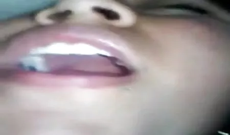 प्यारा आदमी उसके चश्मे पर एक पतली हिंदी सेक्सी पिक्चर हिंदी सेक्सी श्यामला और सह fucks