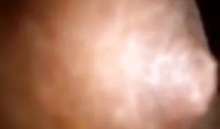 युवा जूलिया एक कैमरा बुत में लगी हुई हिंदी पिक्चर फिल्म सेक्सी में है