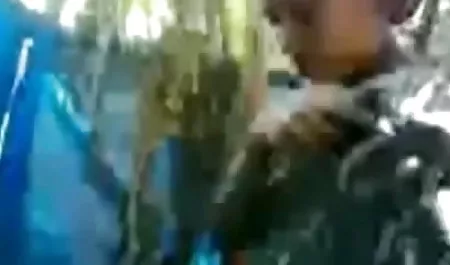 विशाल काला डिक एक गृहिणी को सेक्सी हिन्दी पिक्चर फिल्म संतुष्ट करता है