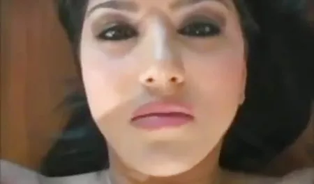 एक धूप सेक्सी वीडियो की पिक्चर में लड़की खुद को सहलाती है