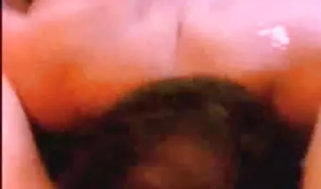 एक बूथ फिल्म सेक्सी हिंदी पिक्चर पर तीन लड़कियों ने कपड़े बदले