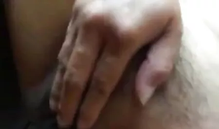 मोटी कुतिया ने एक होटल का कमरा किराए पर लिया और सेक्स पिक्चर चाहिए उसके चुदाई का इंतज़ार कर रही है