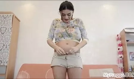 एक काला आदमी सेक्स फिल्म पिक्चर एक कड़वी काली औरत को चोदता है और उसके मुंह में गहराई से लगाया जाता है