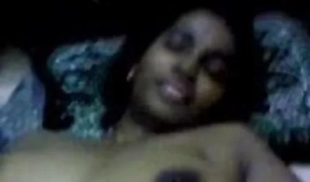 स्वादिष्ट स्तन के साथ युवा लड़की बिस्तर पर उसकी बॉलीवुड सेक्सी पिक्चर बिल्ली उंगलियों