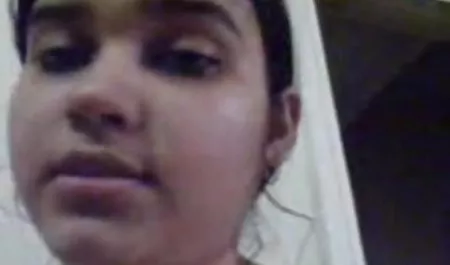 उस लड़के ने एक सेक्सी पिक्चर का वीडियो बताइए छोटे से बाथरूम में बच्चे को चोदा