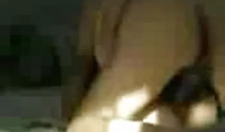 सुंदर लड़की अपने हिंदी फिल्म पिक्चर सेक्सी आकर्षण दिखाती है