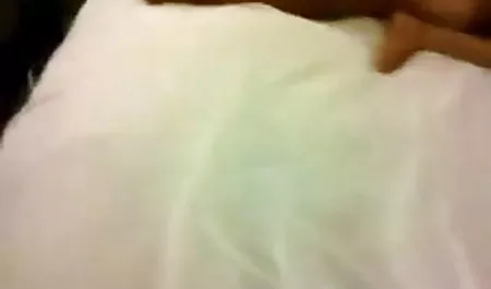 एक मोटी महिला को बिस्तर पर फेंक दिया, नीग्रो ने उसकी मोटी जांघों को फैला दिया सेक्सी पिक्चर सेक्सी फिल्म वीडियो और लेबिया को जोर से चाटना शुरू कर दिया