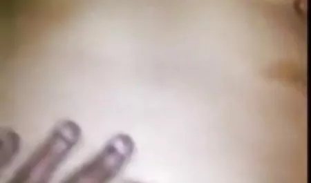 खूबसूरत अधोवस्त्र में भव्य श्यामला उसके भव्य शरीर हिंदी पिक्चर वीडियो सेक्सी को सहलाता है