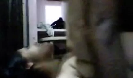 एक आदमी चमड़े वीडियो में सेक्सी पिक्चर वीडियो के सोफे पर लड़कियों के एक जोड़े को चोदता है