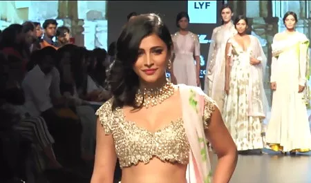 पतला गोरा इरा एक खिलौना dildo सेक्सी वीडियो पिक्चर के साथ खेलता है