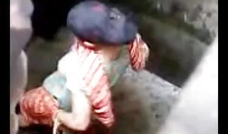 सुंदर लड़की उंगलियों को अच्छी वीडियो सेक्सी पिक्चर फिल्म तरह से ढालती है