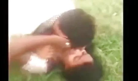 वह सेक्सी पिक्चर भेजो सेक्सी अपने घुटनों पर बैठ गई और एक सदस्य को निगल लिया