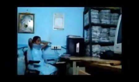 चश्मे के साथ सुंदर महिला को पैसे की जरूरत है, एक कुतिया सेक्सी दिखाइए पिक्चर ने एक blowjob करने का फैसला किया