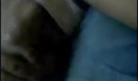 दो परिपक्व और अपवित्र गोरे लोग अपने स्तन सेक्स पिक्चर हिंदी मै सहलाते हैं