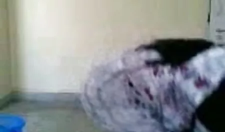 एक पतले छात्र को सेक्सी पिक्चर हिंदी मूवी बॉस के कार्यालय में काम पर रखा गया और उसे पीटा गया