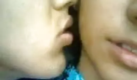 एक युवा कुतिया एक परिपक्व पड़ोसी की कामुक दिखावे को पसंद करती है और बहुत जल्द वह तनाव का सामना करने में असमर्थ है, एक बछिया ब्लू पिक्चर वीडियो में सेक्स को पालना शुरू कर देता है। और उसे कोई आपत्ति नहीं है, यदि केवल तभी जैसे ही पुरुषों के हाथ उसके सूजे हुए भगशेफ पर पहुँचे