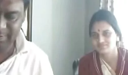 बड़े स्तन के साथ आकर्षक रेड इंडियन लड़की ने पहले खुद सेक्सी पिक्चर दिखाइए वीडियो को जगाया, उसने धीरे से उसकी मुंडा और प्यारी बिल्ली का हस्तमैथुन किया, और उसकी योनि में उंगलियां भी घुसाईं।