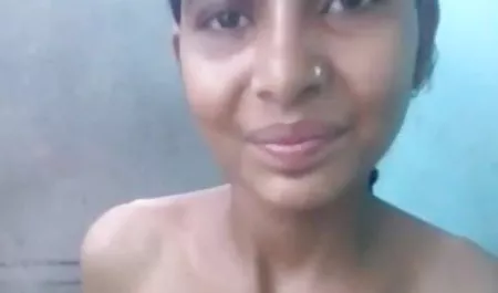 तीन समलैंगिक सेक्सी पिक्चर फुल मूवी लोग सोफे पर मज़े करते हैं