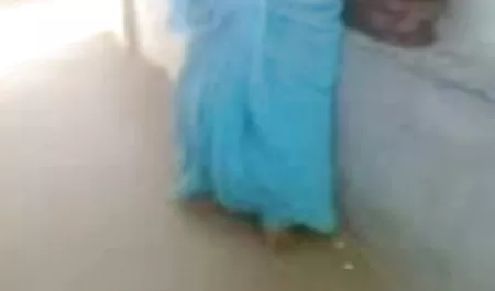 रूसी लड़की शौचालय में कूद गई और खुद को बंद करना भूल गई, विलाप सुनकर उसका बड़ा भाई उसके पास आया, लड़की डर गई, लेकिन वह बहुत उत्साहित थी और उसने खुद को लड़के को दे दिया वीडियो में सेक्सी पिक्चर वीडियो में