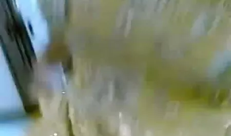 कुतिया अपने प्यारे पैरों को फैलाती है और दोस्त को उसकी चूत चाटने का सुझाव देती हिंदी पिक्चर सेक्स है