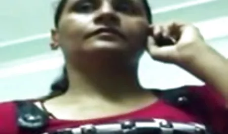 बड़े गधे के साथ पोर्नस्टार एक मुर्गा सेक्स फिल्म पिक्चर सदस्य की सवारी करता है