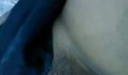 युवा श्यामला धूम्रपान और उसे बिल्ली fucks सेक्सी पिक्चर दिखाएं वीडियो में