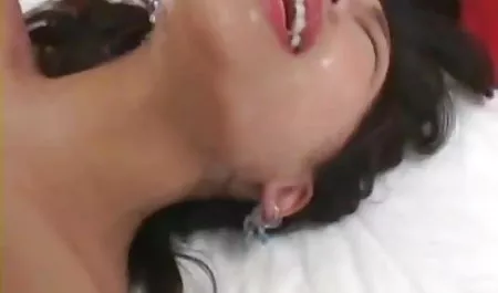 सुबह उसकी पैंटी पर डालते हुए, एक युवा छात्रा याद करती है कि यह उन में था कि उसे पहला गुदा अनुभव प्राप्त हुआ फिल्म सेक्सी हिंदी पिक्चर था, यह कुतिया पर मुड़ता है ताकि वह खुद को दर्पण के सामने दुलारने लगे