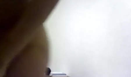 फूहड़ वेश्या से हिंदी पिक्चर में सेक्सी सुंदर blowjob जो अपने आदमियों के सदस्यों को चाटना और चूसना पसंद करती है