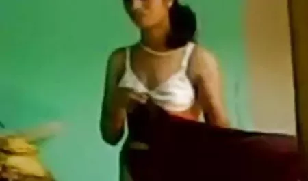 एक वीडियो फिल्म सेक्सी हिंदी में खूबसूरत आकृति के साथ गोरा गोरा उसके सुंदर शरीर को सहलाता है