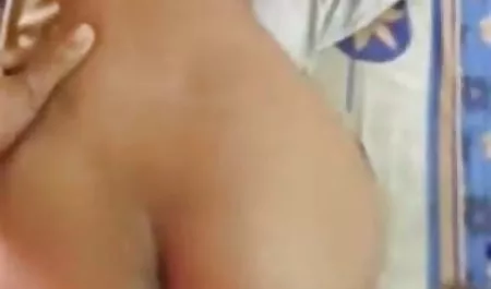 गे अपने प्यारे सेक्सी वीडियो पिक्चर बताओ मोजे को उतारता है और अपनी टांगों को अपनी जीभ से सहलाता है