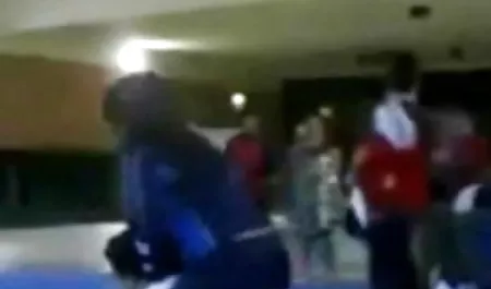 बूढ़े, बालों वाले दोस्त ने दादी के लिए बच्चे को उतार इंग्लिश पिक्चर दिखाइए सेक्सी दिया